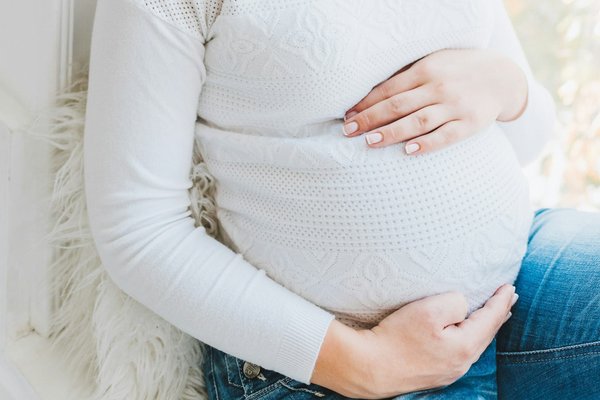 Comment préparer un plan de suivi prénatal pour une grossesse gémellaire ?