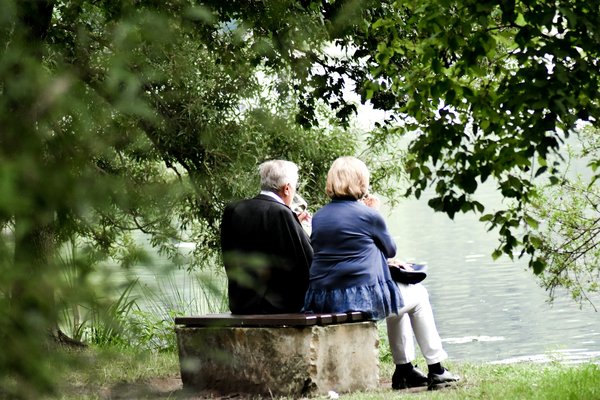 Quels sont les bienfaits des promenades en bord de rivière pour la santé mentale et physique des seniors?